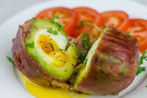 Read more about the article Bacon Wrapped Avocado Egg